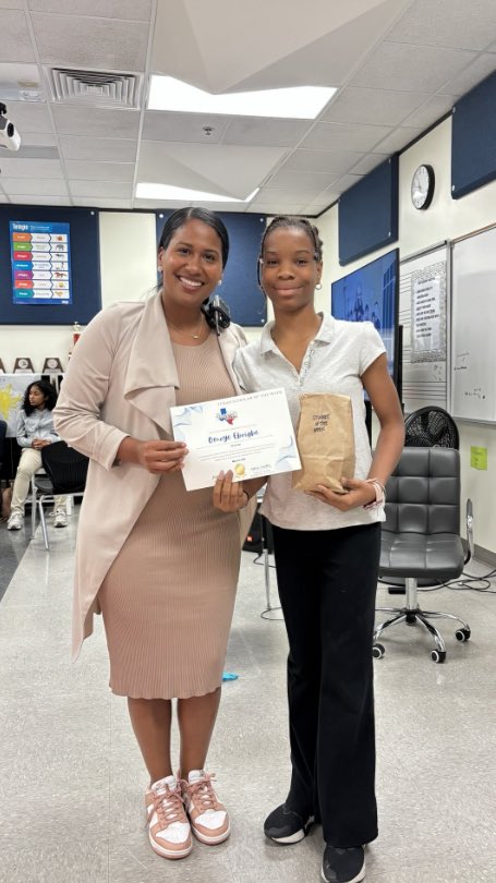 SamhoustonMS's tweet image. Honoring the heroes of yesterday, and cheering on the scholars of today! These 6th, 7th, and 8th grade Texans are marching toward greatness—one week at a time. #TexanPride #SamSide