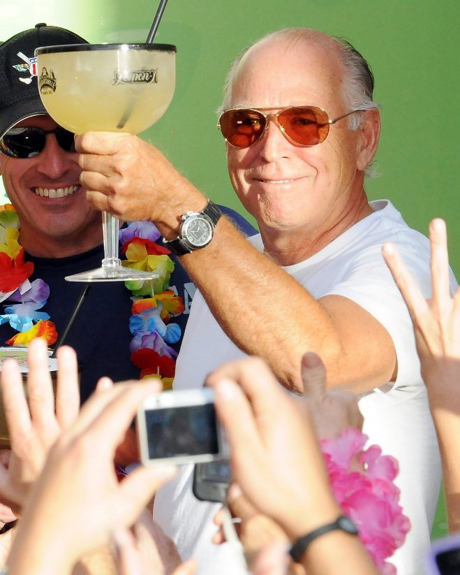 On This Memorial Day...
We remember another reason why we follow the @JimmyBuffett banner.
Jimmy was a HUGE supporter of the United States Wounded Warriors.
Here with the @WWP Softball Team in Vegas on Oct. 14, 2011 celebrating the Guinness World's Largest Margarita w/ Team USA.