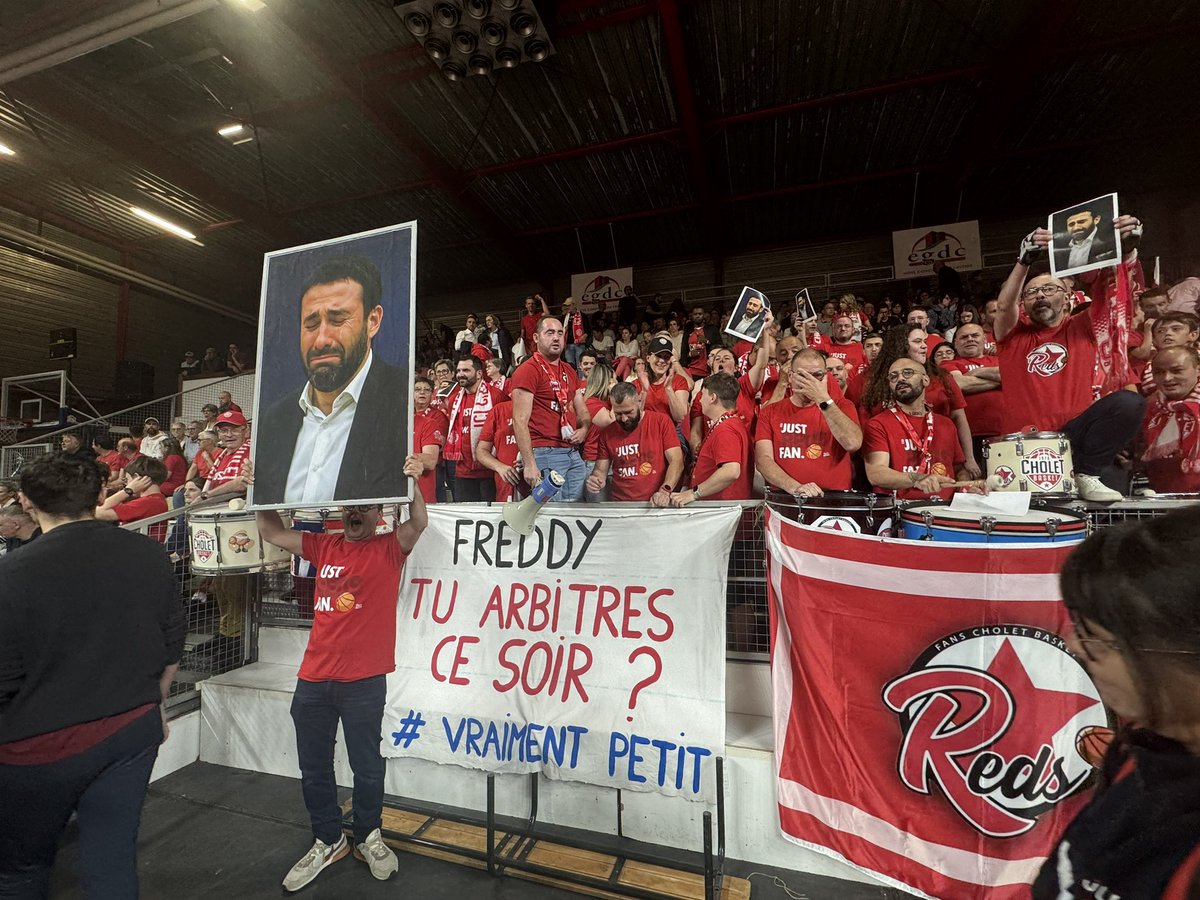 Les Reds, le groupe des supporters de Cholet Basket, lancent le match contre la JL Bourg en quarts de finale de #PlayoffsBetclicÉLITE, avec un accueil chaleureux pour Freddy Fauthoux.