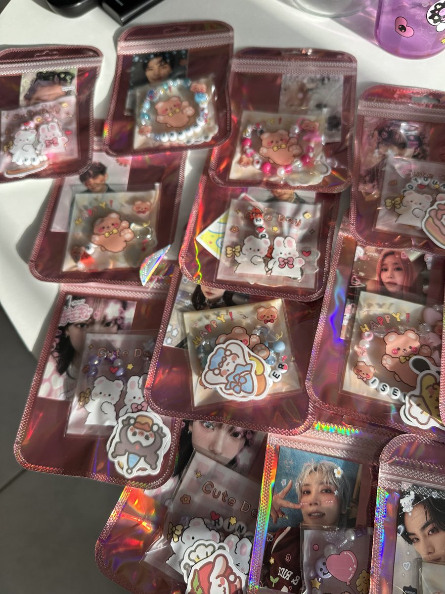 onyour_zahra's tweet photo. Here’s the final results of my freebies I’m so proud !! I’ll be giving this in front of the stadium! See u soon <3 

There’s : nct dream, 127, wayv &amp; aespa 💗

Pls rt 🤍
#SMTOWN_LIVE_2025 #smtown_live_london #smtowninlondon #SMTOWNINLONDON https://t.co/2aEJRKM7vc