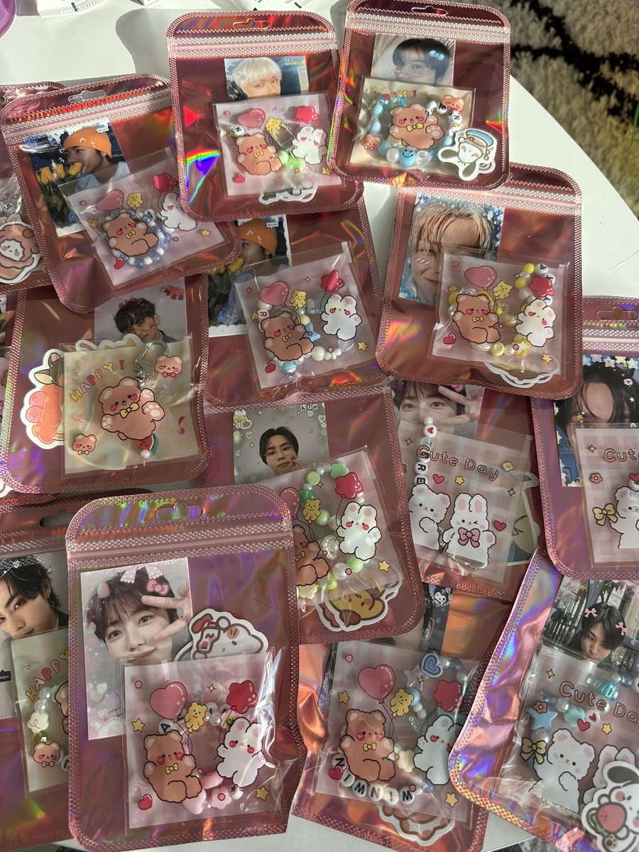onyour_zahra's tweet photo. Here’s the final results of my freebies I’m so proud !! I’ll be giving this in front of the stadium! See u soon <3 

There’s : nct dream, 127, wayv &amp; aespa 💗

Pls rt 🤍
#SMTOWN_LIVE_2025 #smtown_live_london #smtowninlondon #SMTOWNINLONDON https://t.co/2aEJRKM7vc