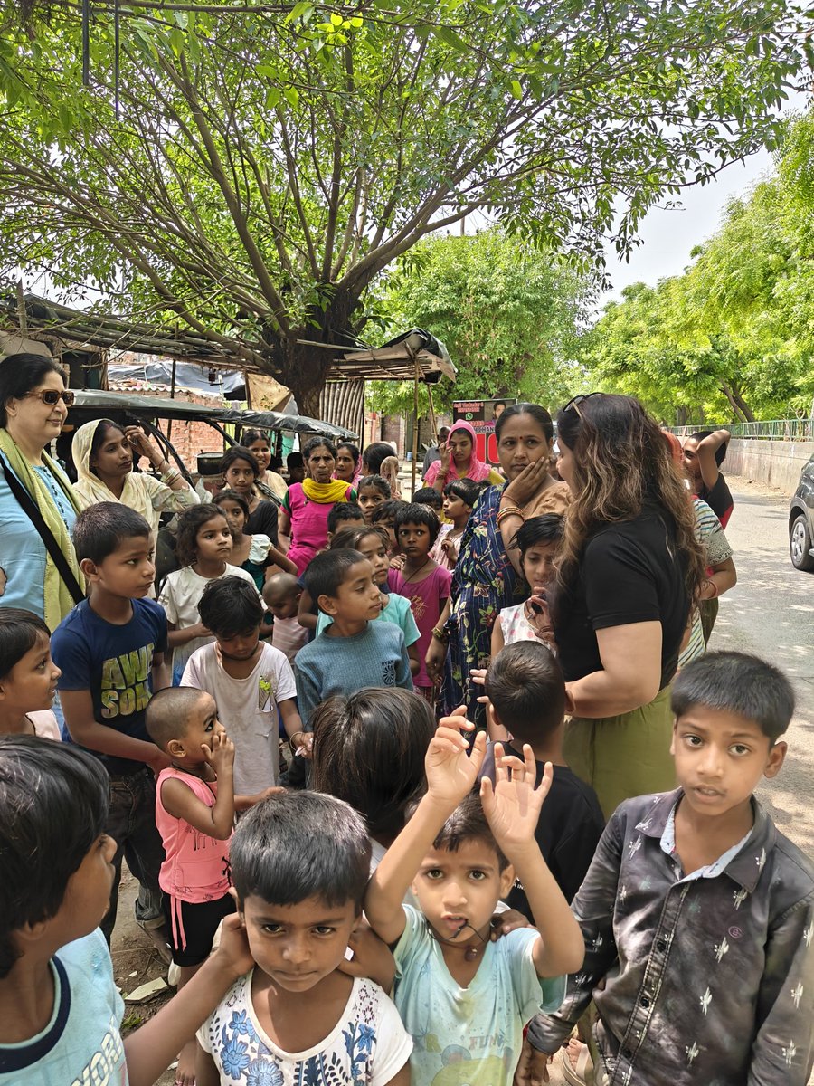 naripragati's tweet photo. छोटे हाथ, बड़े सपने!
विद्याधारा समर कैंप में बच्चों ने हैंड आर्ट से उड़ान भरी—कल्पनाओं से भरे रंगीन हाथ!
धन्यवाद #AadyaAurAryaman, आमिषा, नेहा, खुशी को इस खूबसूरत पल के लिए!

#Vidhyadhara #SummerCamp2025 #NPSF #CreativeKids #EmpowerEveryChild #FreeForEWS https://t.co/2EXpbcoSLH
