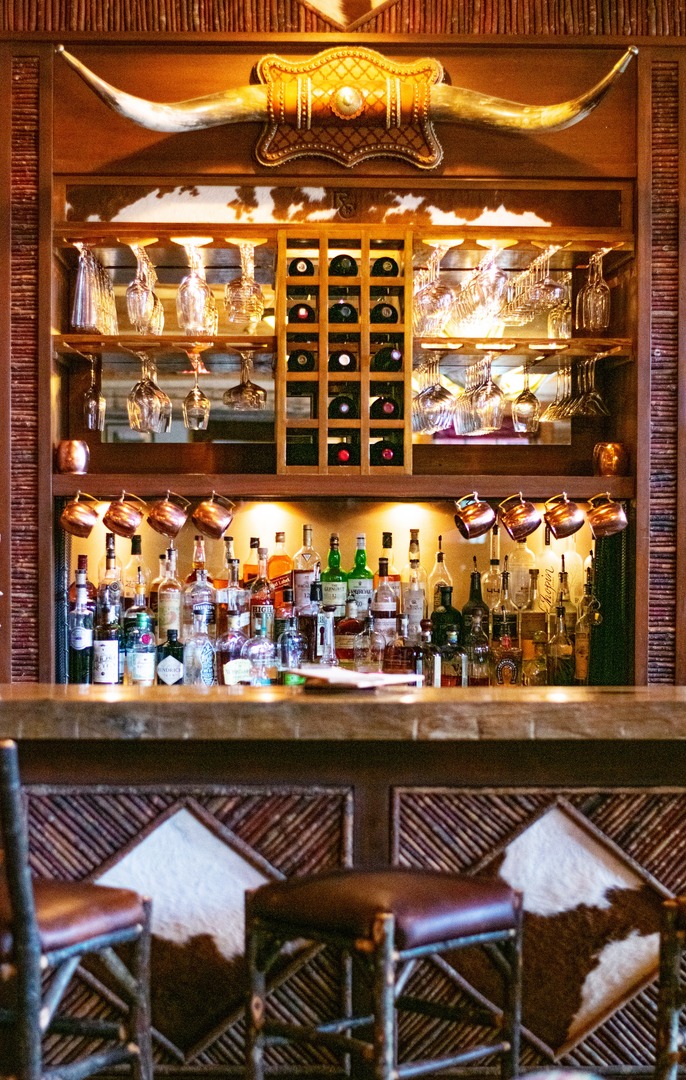 Your arrival begins in the heart of The Ranch—the Granite Lodge Great Room. 

Join us for daily social hours, where craft cocktails set the tone for evenings filled with connection, conversation, and unforgettable moments.