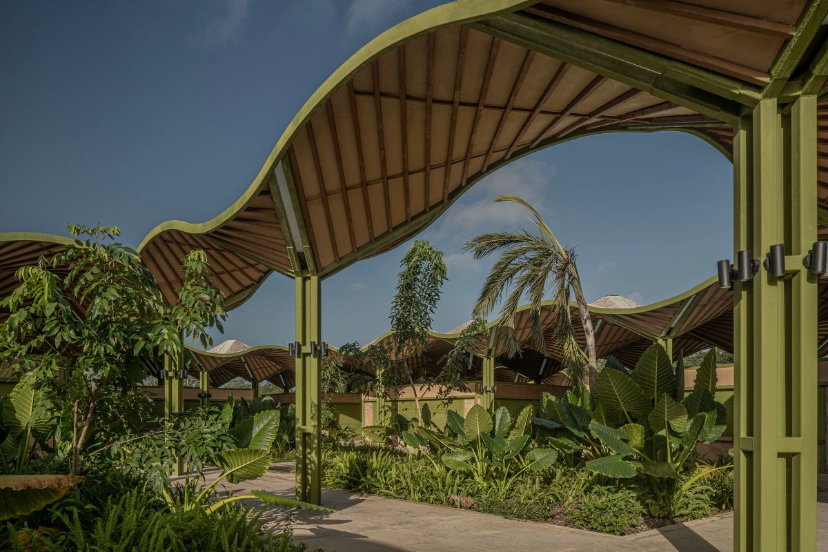 Archello's tweet photo. AIDIA Studio’s Mercado Nicolas Bravo is built on an 8×8m steel grid with pigmented concrete, clay brick cladding, and colored concrete blocks.
https://t.co/3QPZ8ihlT5

#VernacularMaterials #StructuralInnovation #BioclimaticDesign https://t.co/k1dVGkxxDd