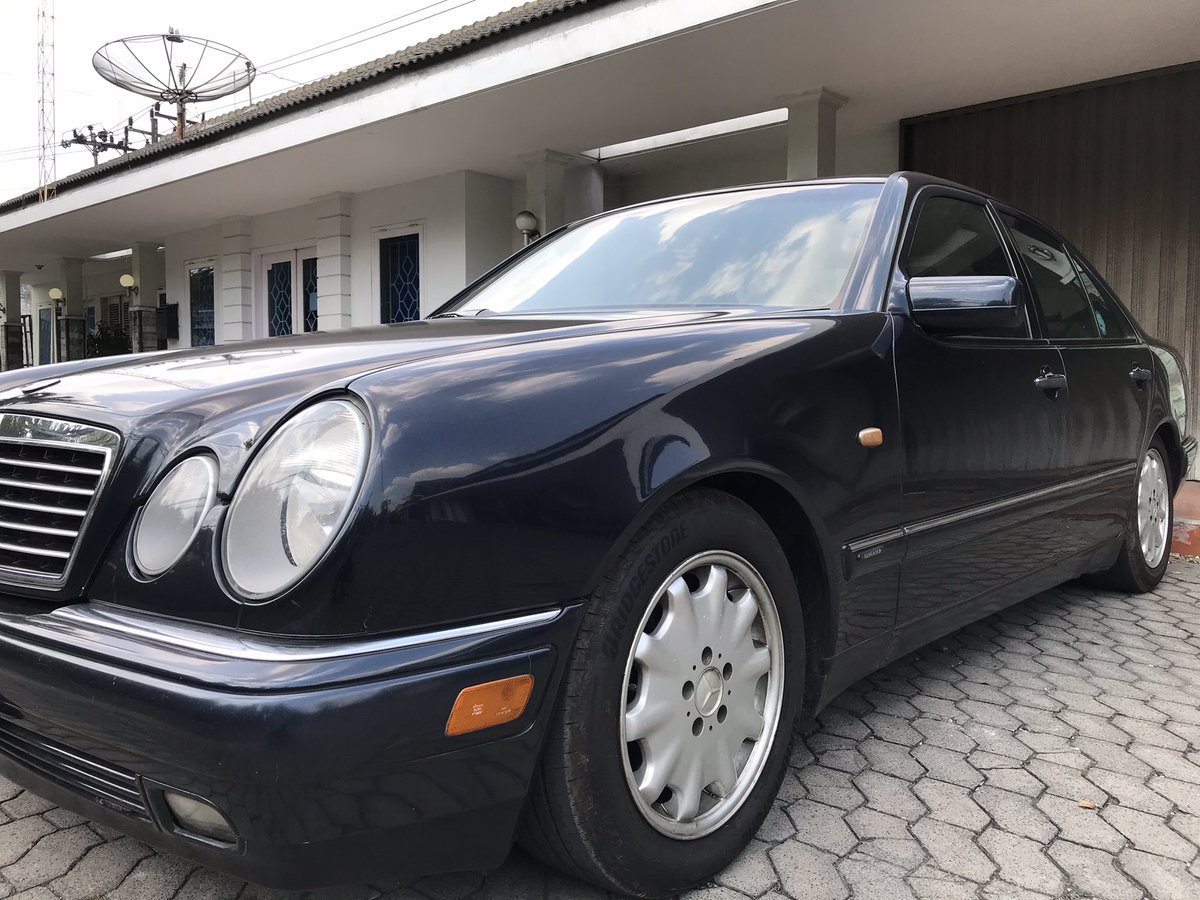 ajgpavlov's tweet photo. Mercy W210 E320 AT 1997 Elegance Smarack Black on Black. Spek:

1. Matic 5 speed
2. Jok electric
3. Interior full original
4. Jok kulit asli mercedes benz
5. Tilt steering
6. Airbag 4
7. List chrome body
8. Low Kit H&amp;R titik 4 
9. Lampu depan hella

Jual aja buat bangun rumah https://t.co/c0tQxOqX8T