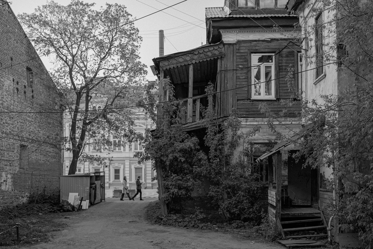 атмосфера непарадного Нижнего. улица Большая Печерская

из прошлогоднего периода, когда я увлекся съемкой в ч/б, подражая Якубовичу