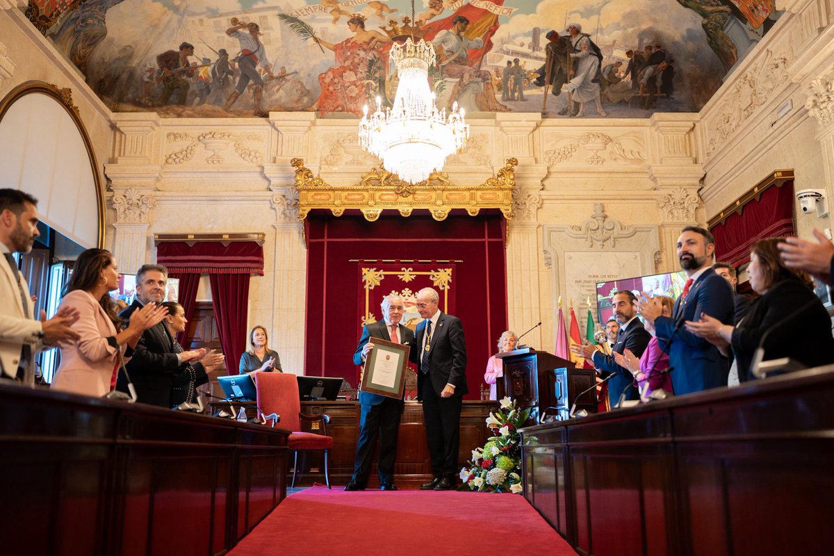Ciudad de Málaga (@malaga) on Twitter photo El alcalde, <a href="/pacodelatorrep/">Paco de la Torre</a>, entrega la Medalla de la Ciudad a <a href="/Commalaga/">Médicos de Málaga | #medicosmalaga</a>. Su presidente, Pedro Navarro, recoge el reconocimiento. youtube.com/@ciudaddemalag… El alcalde, <a href="/pacodelatorrep/">Paco de la Torre</a>, entrega la Medalla de la Ciudad a <a href="/Commalaga/">Médicos de Málaga | #medicosmalaga</a>. Su presidente, Pedro Navarro, recoge el reconocimiento. youtube.com/@ciudaddemalag…