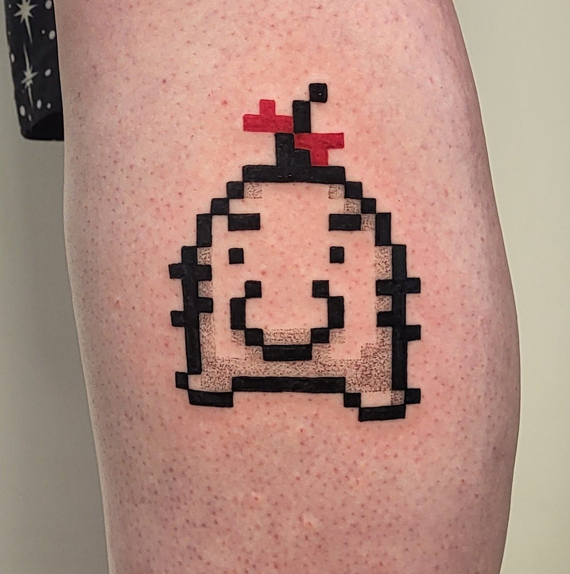 pidgezero_one's tweet photo. When I was 20 or so, I thought it'd be awesome to get a Mr. Saturn tattoo, but thought it was impossible to tattoo pixel art. And let me tell you how happy I am to have https://t.co/1gOprnzwuj prove me wrong ❤️💕 https://t.co/pkLlte0nF5