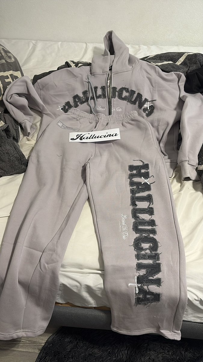 FlickzyV2's tweet image. Ty for the clothes @MrSavage @hallucinawear looks 🔥