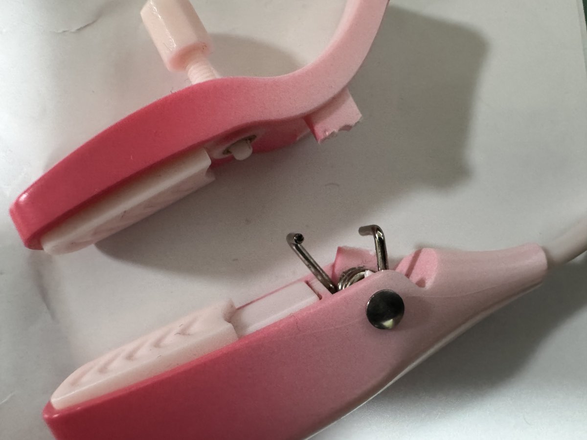 ちょっとなんか曲がってる？と思ってる弄ったら割れちゃった……😭