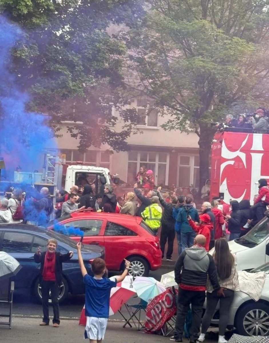 Brave Everton fan during the Liverpool parade today… 🤣