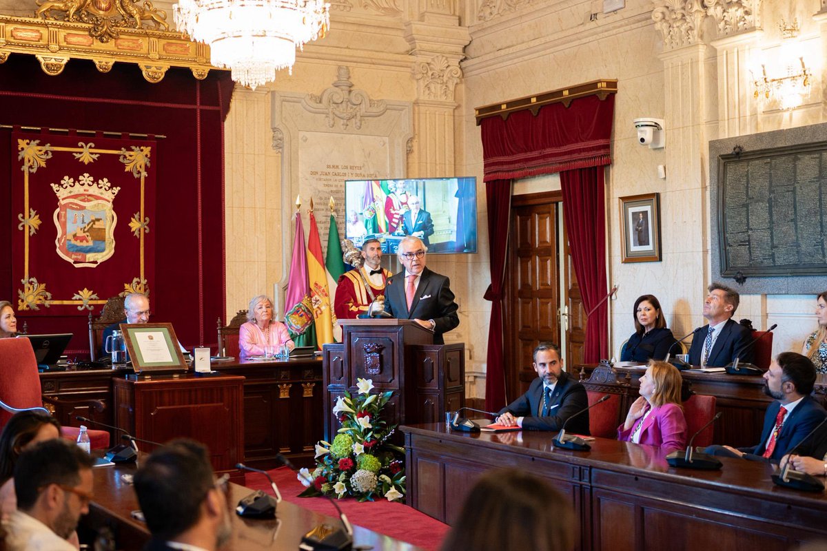 Ciudad de Málaga (@malaga) on Twitter photo Tras recibir la Medalla de la Ciudad, el presidente de <a href="/Commalaga/">Médicos de Málaga | #medicosmalaga</a>, Pedro Navarro, dedica unas palabras de agradecimiento al alcalde, <a href="/pacodelatorrep/">Paco de la Torre</a>, y a la Corporación Municipal. youtube.com/@ciudaddemalag… Tras recibir la Medalla de la Ciudad, el presidente de <a href="/Commalaga/">Médicos de Málaga | #medicosmalaga</a>, Pedro Navarro, dedica unas palabras de agradecimiento al alcalde, <a href="/pacodelatorrep/">Paco de la Torre</a>, y a la Corporación Municipal. youtube.com/@ciudaddemalag…