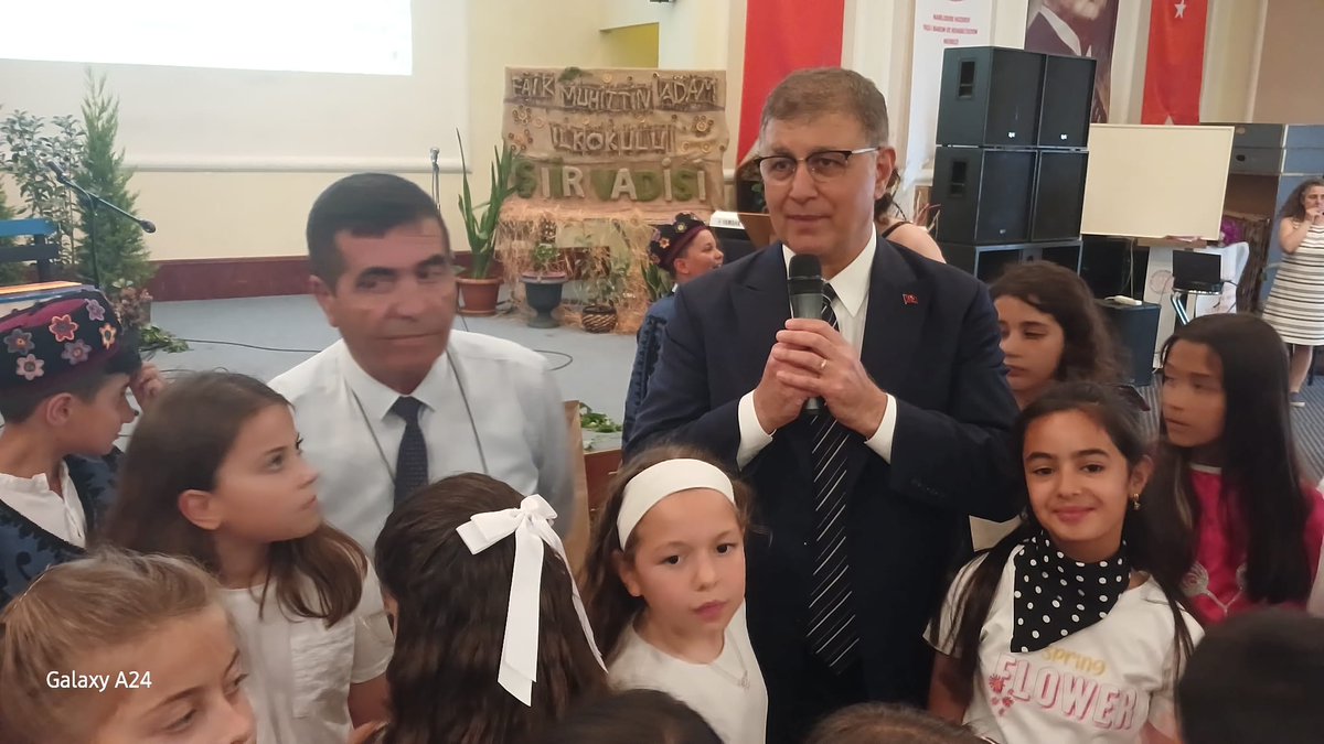 Dördüncü sınıf öğrencilerimizin hazırladığı "Şiir Vadisi Dinletisi"ni  Narlıdere Huzurevi ve Yaşlı Bakım Rehabilitasyon Merkezi sakinleri ile paylaştık. Programımıza İzmir Büyükşehir Belediyesi Başkanı Sayın Cemil TUGAY'da teşrif buyurdular. Faik Muhittin Adam İlkokulu