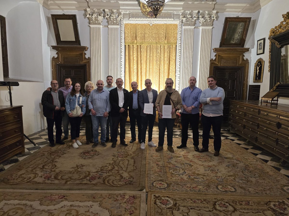 <a href="/estudiantesgrx/">Hermandad de los Estudiantes de Granada</a> firma con Manuel Romero, maestro de la taracea,  la ejecución em esta artesanía que lleva el nuevo paso de misterio de Nuestro Señor de la Meditación