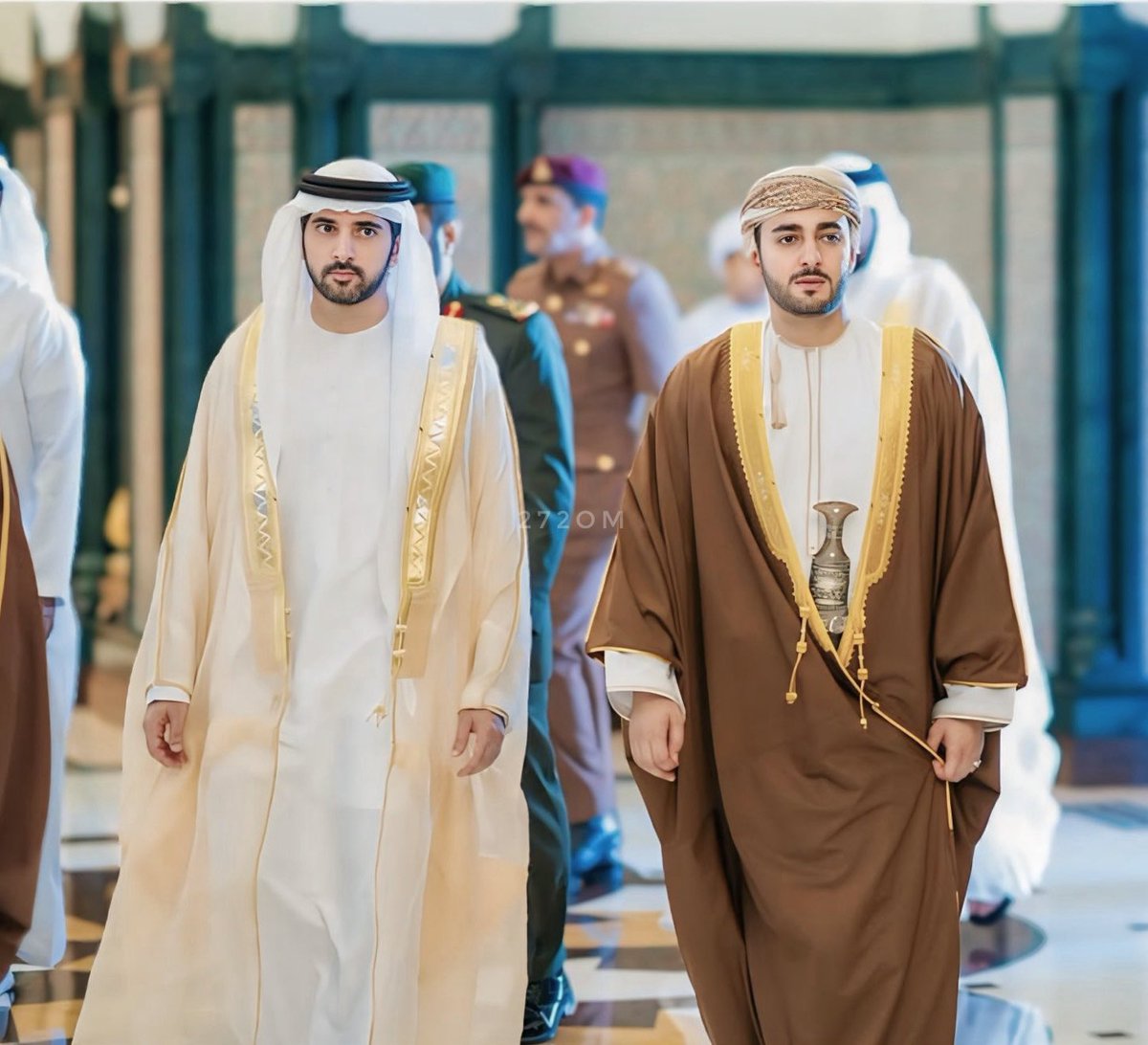 عُمانُ والإماراتُ عُروقٌ تَشِبْ
مِن طِيبِ جَدّانٍ وفِعلُهْ يَشيلْ

نَخْوَهْ وهَلْ طِيبٍ وعَلّا النَّسَبْ
والوَصْلُ ما بَيْنَ الدّيــارِ طَويلْ
#صاحب_السمو_السيد 
#حمدان_بن_محمد 
#ولي_عهد_دبي