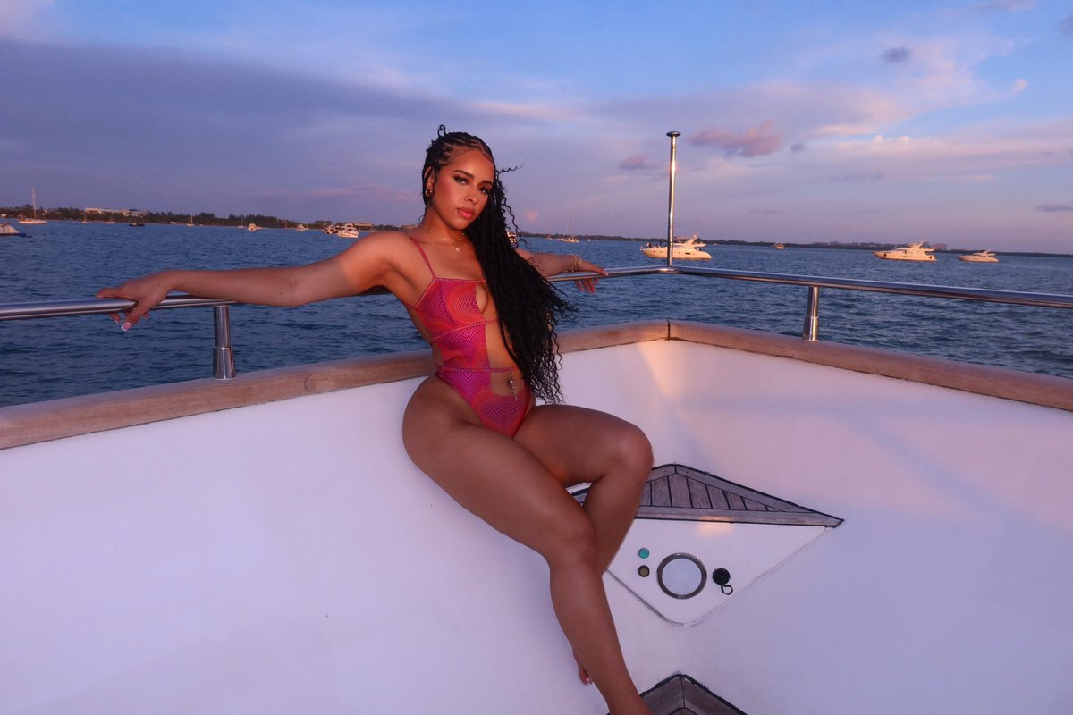 _daniibaee's tweet photo. I’m outside in miamiiiii 🙂‍↔️ https://t.co/5YyRw5HK2z