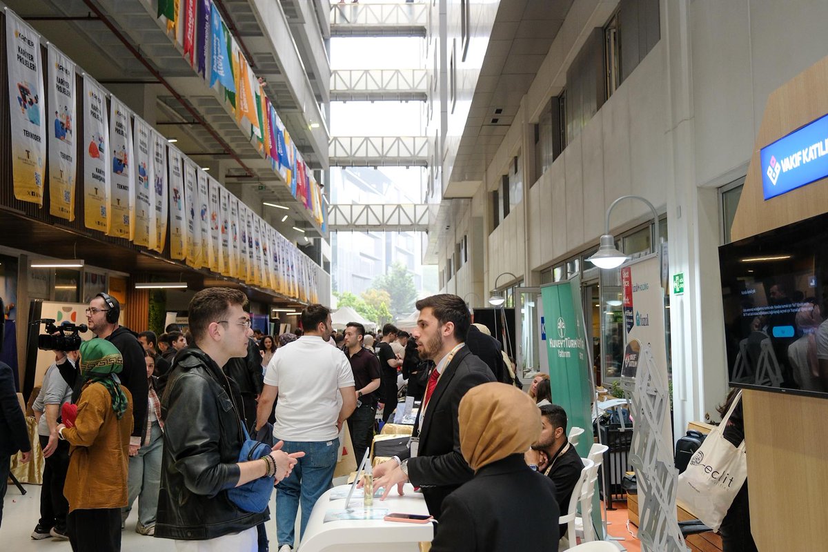 Rektörümüz Prof. Dr. Necip Şimşek, teorik ve uygulamalı bilgiyle donatılmış öğrencilerimize çok güvendiğini belirterek, “İş Dünyasının Üniversitesi” mottosunu bir kez daha sahaya taşıyan ve etkinliğe katkı sunan iş dünyası temsilcilerine, üniversitemiz adına teşekkürlerini