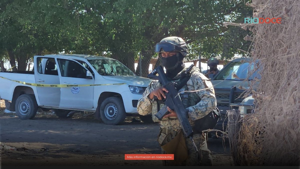 #Estatal🔴| Autoridades #aseguraron dos vehículos, uno con reporte de robo, así como #armas, cartuchos, cargadores y equipo táctico, tras el #enfrentamiento registrado esta madrugada en #VillaJuárez, Navolato.
👉tinyurl.com/23pcbmbr