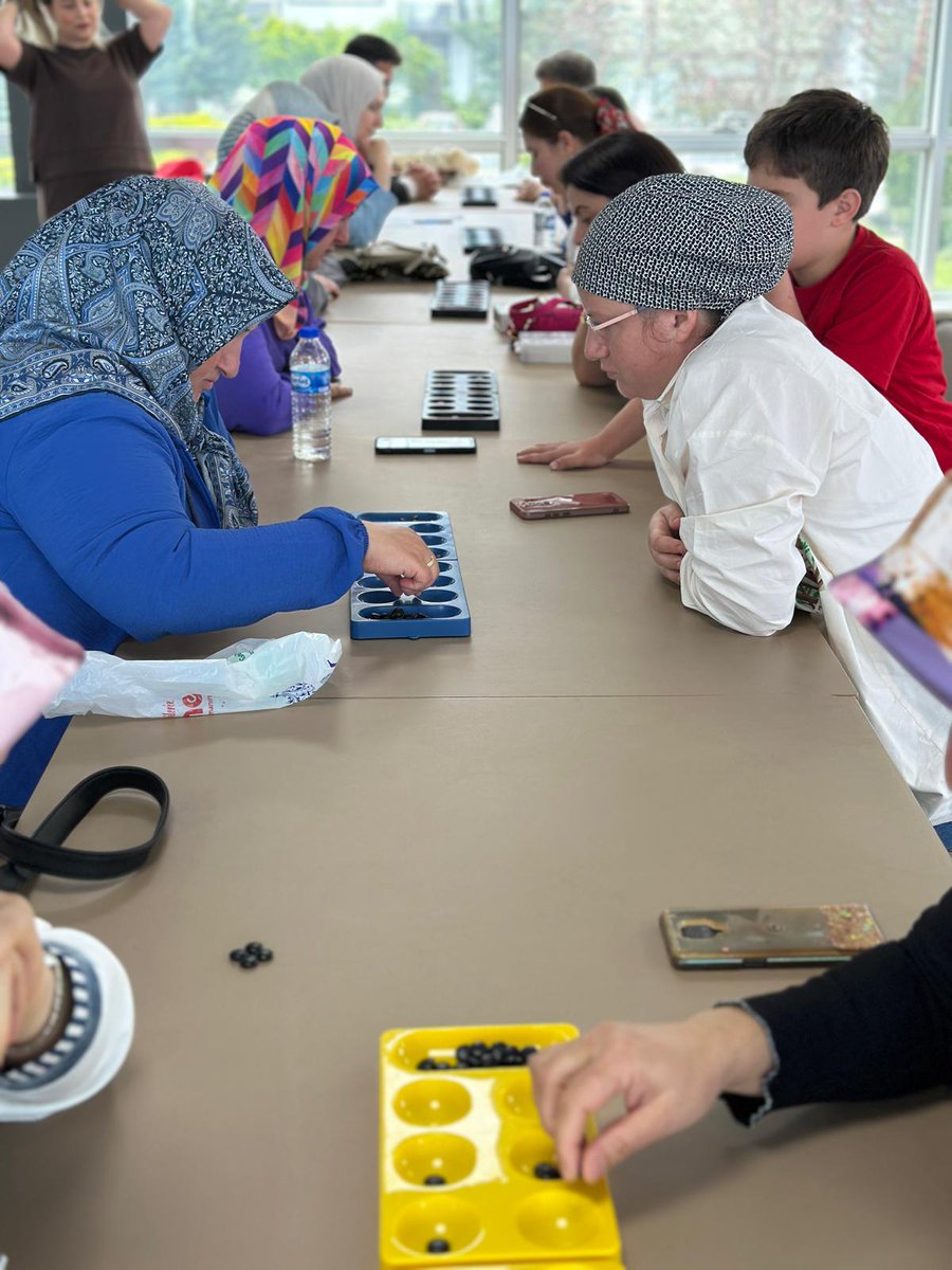 Müdürlüğümüz tarafından yürütülen Adım Zeka İşim Oyun projesi bünyesinde Aile Yılı  kapsamında Veliler Arası Mangala Turnuvası düzenlendi.
