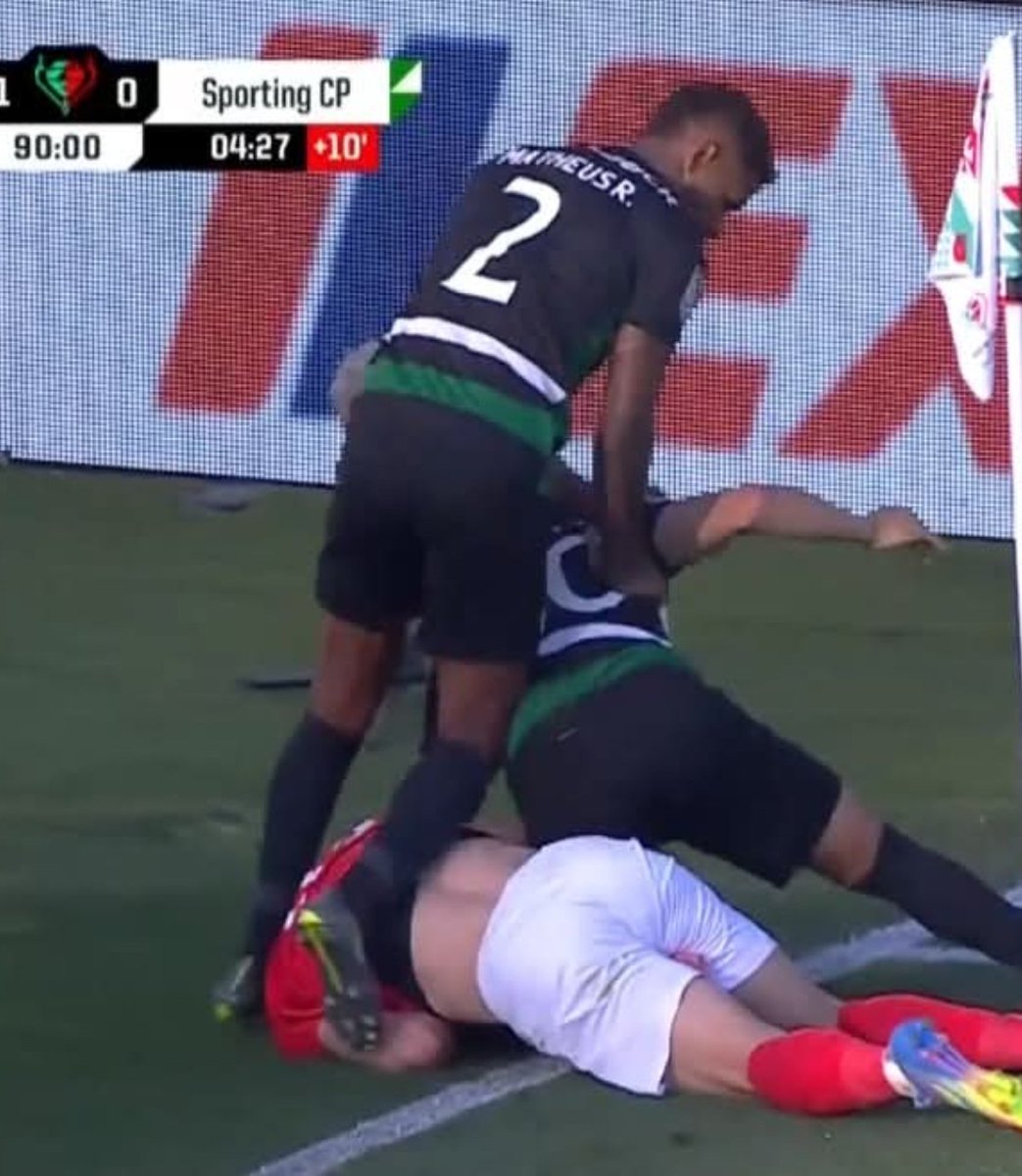Matheus está em desequilíbrio, nem olha para o jogador do Benfica, está concentrado na jogada e a tentar manter o equilíbrio com o colega no chão.O pé acaba por tocar, sim,mas n há intenção.A imagem não mostra agressão, mostra confusão num lance.Crime? É ver o Esgaio em campo