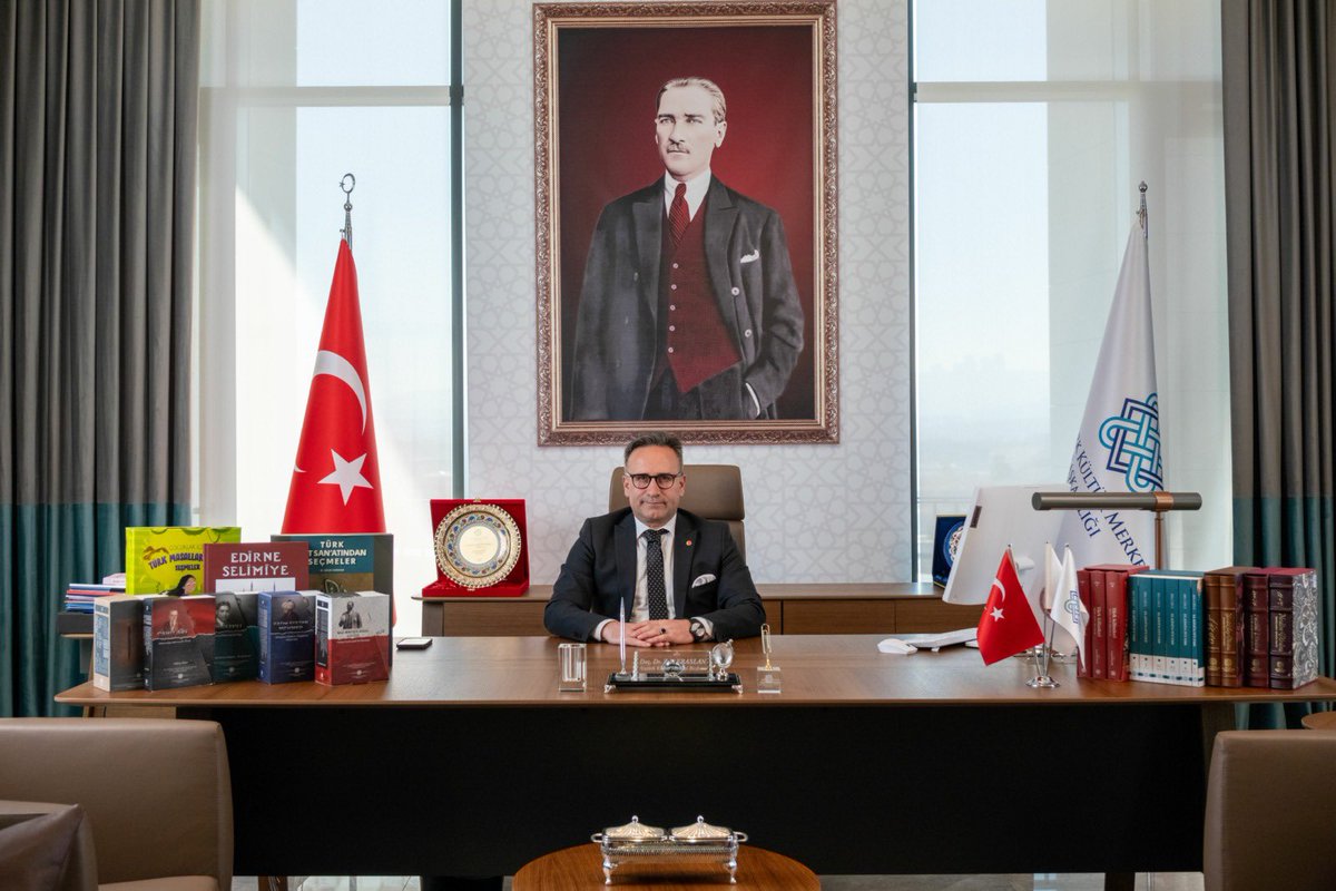 Cumhurbaşkanlığı kararıyla Atatürk Kültür Merkezi Başkanlığı görevine asaleten atanan hemşehrimiz ve güçlü kültürel paydaşımız Doç. Dr. Zeki Eraslan’ı tebrik ediyor, yeni görevlerinde muvaffakiyet diliyorum. 

Bir kültür ve sanat şehri olan Bayburt’umuzun değerli şahsiyetlerini