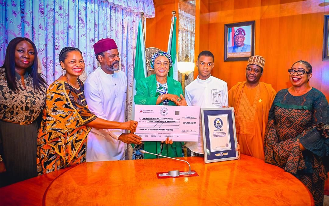 The First Lady of Nigeria, Her Excellency Senator Oluremi Tinubu CON, warmly received Guinness World Record holder Kanyeyachukwu Tagbo-Okeke recognized for the largest painting on canvas measuring 12,303 square meters.

Present were his parents, Mr &amp; Mrs Tagbo-Okeke; SA Media to