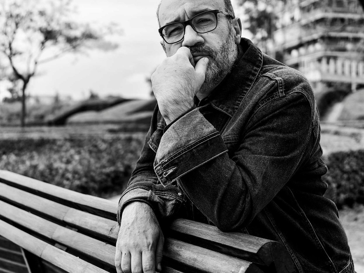 AidaBSanchez's tweet photo. "Algunos de los que escribimos en los periódicos damos a los artículos una mayor proyección en el tiempo, un poso de futuro".
#AlbertoOlmos: «Me veo solo y amargado a los ochenta años, es casi mi objetivo» https://t.co/iCiCacCeHh @alb_olmos con @edugalan y @JeosmPhoto https://t.co/3naXC9Nxyh
