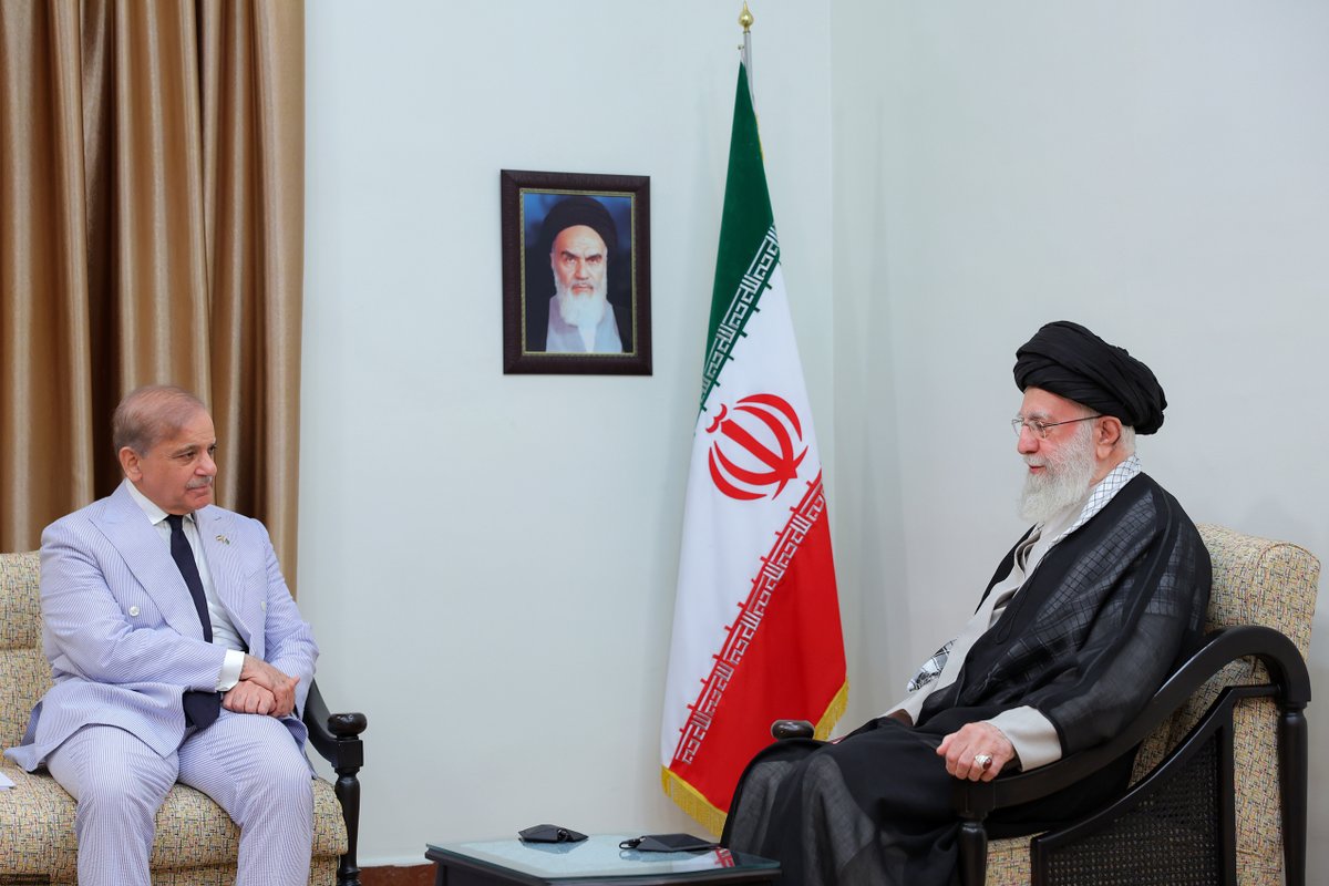 id_Khamenei's tweet photo. Hubungan antara Iran dan Pakistan selalu hangat dan penuh persaudaraan. Sikap positif Pakistan di era perang yang dipaksakan Saddam terhadap Iran merupakan contoh hubungan persaudaraan ini.

#Iran 
#Pakistan https://t.co/0RTdGX7vo9