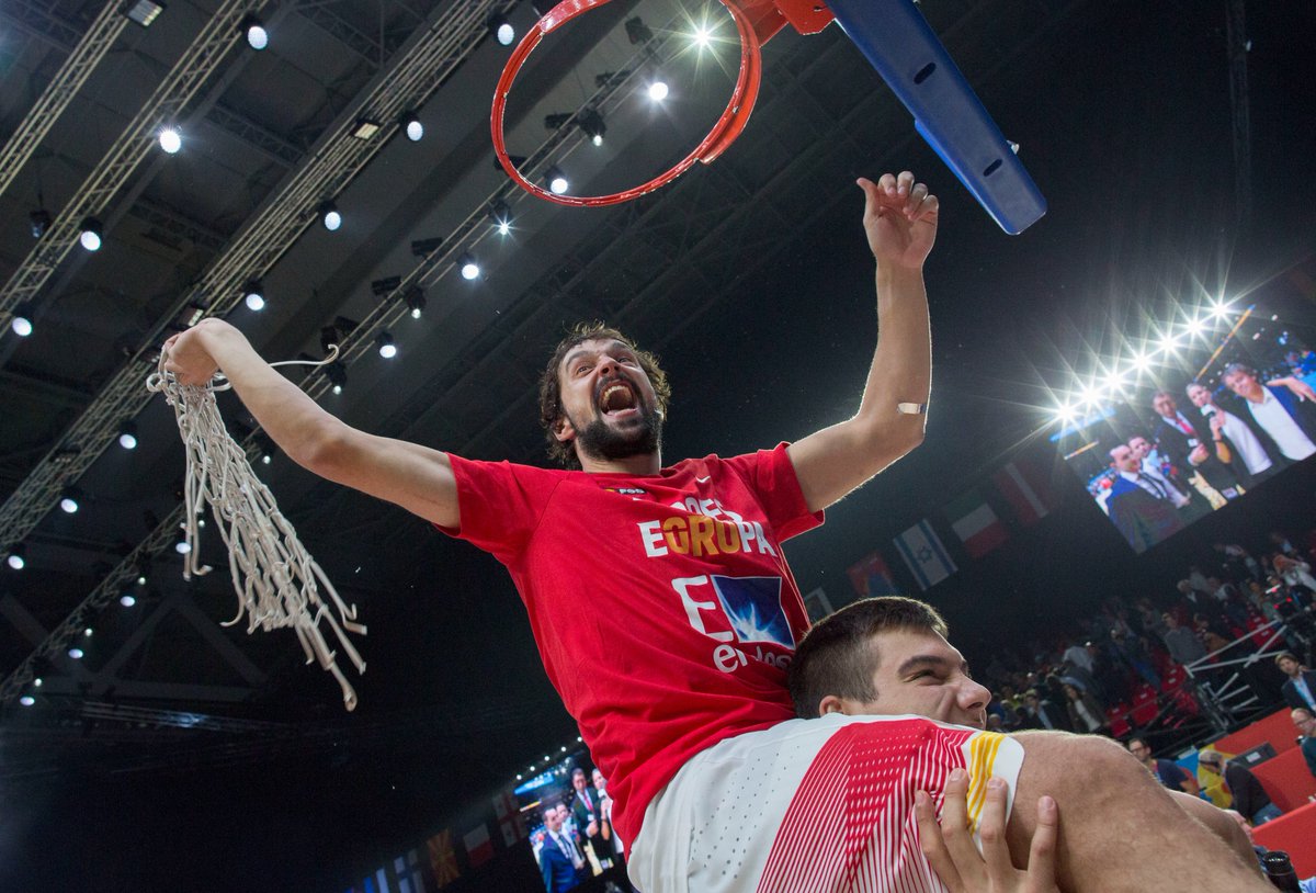 BaloncestoESP's tweet photo. #GraciasLlull 2⃣3⃣ | No words... 😍

#LaFamilia ✖️ @23Llull 🤪

@23Llull ✖️ #LaFamilia 🤗

#SomosEquipo https://t.co/nEgLx7Hhbv