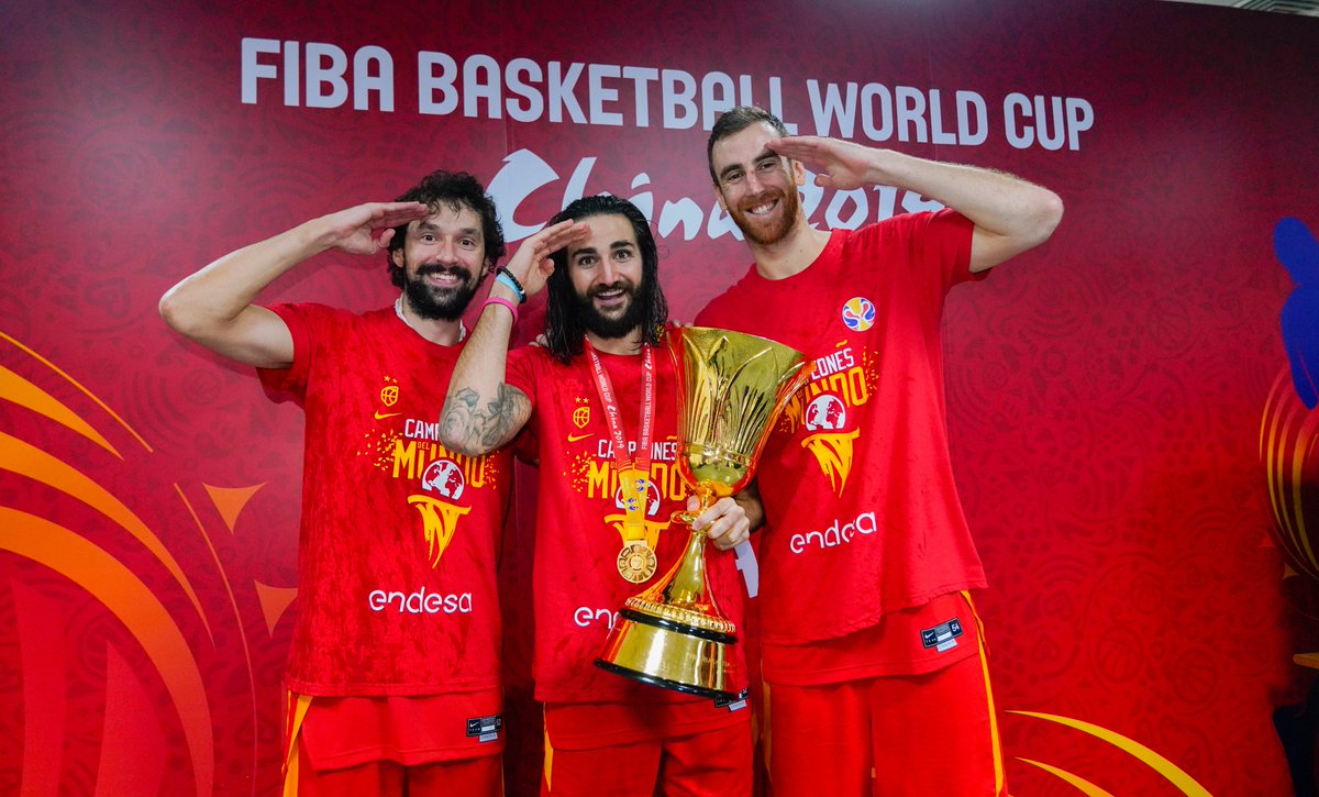 BaloncestoESP's tweet photo. #GraciasLlull 2⃣3⃣ | No words... 😍

#LaFamilia ✖️ @23Llull 🤪

@23Llull ✖️ #LaFamilia 🤗

#SomosEquipo https://t.co/nEgLx7Hhbv