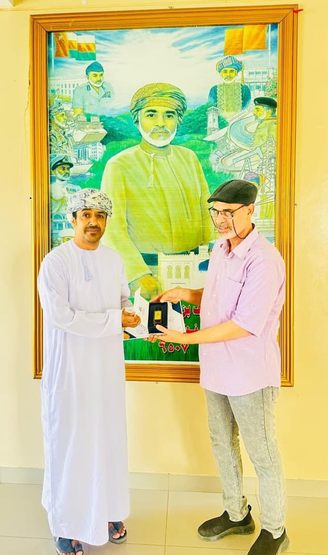 في لفتة تقديرية، كرّمت إدارة المدرسة الأستاذ علي محمود السيد، معلم الفنون التشكيلية، لجهوده المتميزة في تنظيم معرض الفنون، الذي ساهم في إبراز أهمية المادة وتنمية مواهب الطلبة.
كما تسلّم شهادة شكر من دائرة الإشراف التربوي تقديرًا لعطائه وإبداعه.
كل التمنيات له بدوام التوفيق