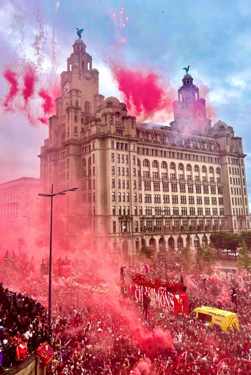 Simple one-page presentation to players LFC want to sign ✍️