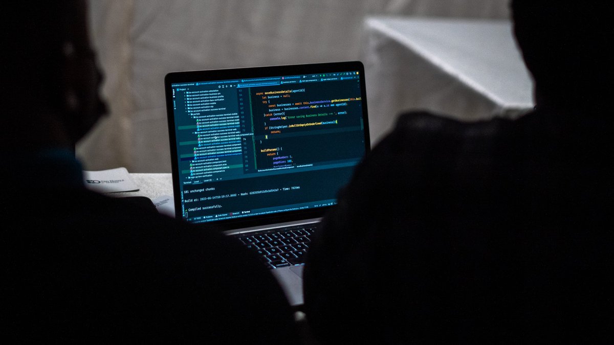 How Moniepoint Built Their Core Banking System From Scratch

Most Nigerian banks buy expensive software like Finacle or Flexcube.

Moniepoint?
They flew engineers from different countries, booked flights &amp; hotels and built their own core banking system. From zero.

[A Thread] 👇🏽