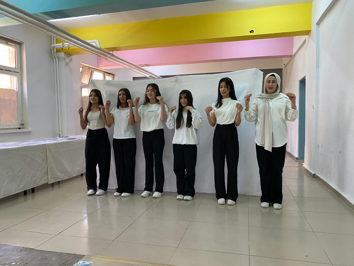 Okulumuz Bismil Atatürk Anadolu Lisesi e twinning  çalışması ile Romanyadan 3 ortak ile yaptığımız" Masallar Gerçek Olsa "projesi kapsamında hazırladığımız  Masal Evi ve  öğrencilerin kendi yazmış oldukları"Ay Kız ve Sevimli Kedi" Masalımız <a href="/Murat4Kucukali/">Murat Küçükali</a> <a href="/dogan_azz/">Abdulaziz Doğan</a>