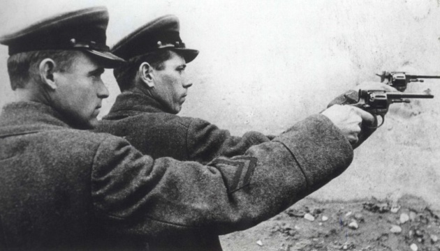 Те, що тіло української письменниці й журналістки Вікторії Амеліної вдалося повернути до України – радше виняток. Її останки вивезли з російської в’язниці під чужим іменем, зі зміненими документами, знівечені. Так працювала радянська репресивна система, і так само працює нинішня