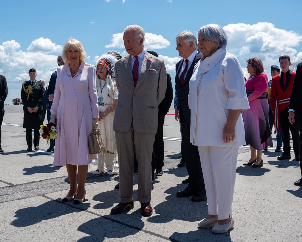 GGCanada's tweet image. On behalf of Canadians, #GGSimon is pleased to welcome Their Majesties to Ottawa for their first official Royal Visit to Canada as king and queen. 👑 🇨🇦