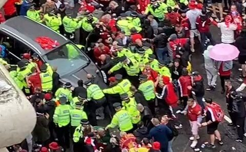 PolitlcsUK's tweet photo. 🚨 BREAKING: Keir Starmer is being kept updated about the incident in which a car drove into people at the Liverpool Premier League celebration parade https://t.co/bFWHsd1xQ4