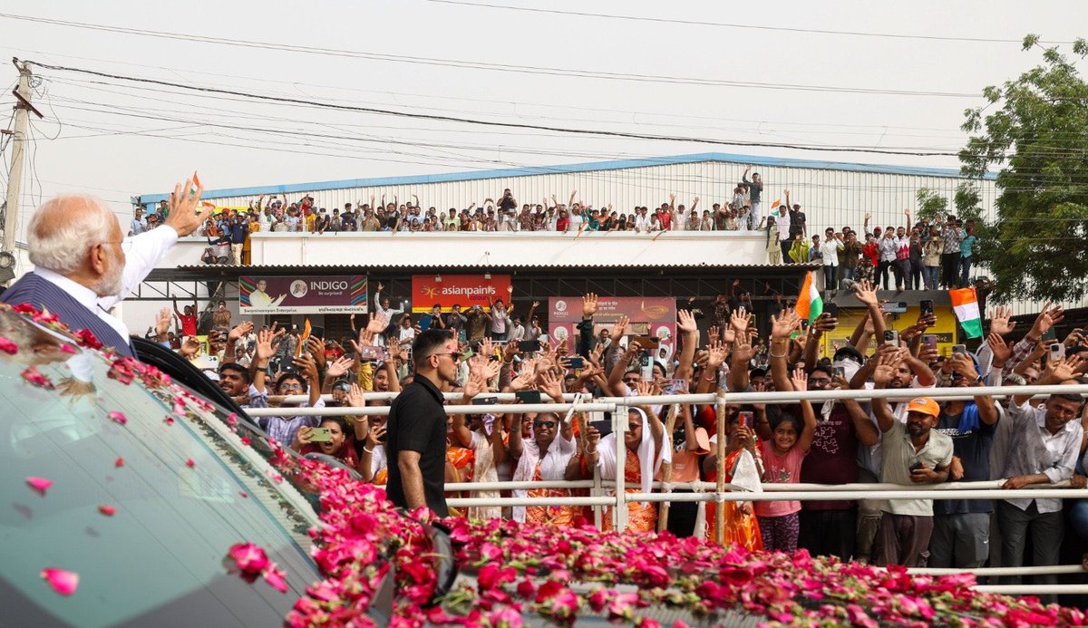 ILaxmanGadhavi's tweet photo. दिल में जोश, हाथ में तिरंगा🇮🇳
गुजरात के भुज में आयोजित पीएम श्री @narendramodi के रोड-शो में दिखा #OperationSindoor की सफलता का जश्न।
#PMModiInGujarat #PMModiGujaratVisit #PMModiInKutch https://t.co/TIpPeWUbPk