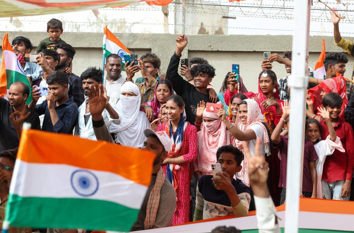 ILaxmanGadhavi's tweet photo. दिल में जोश, हाथ में तिरंगा🇮🇳
गुजरात के भुज में आयोजित पीएम श्री @narendramodi के रोड-शो में दिखा #OperationSindoor की सफलता का जश्न।
#PMModiInGujarat #PMModiGujaratVisit #PMModiInKutch https://t.co/TIpPeWUbPk