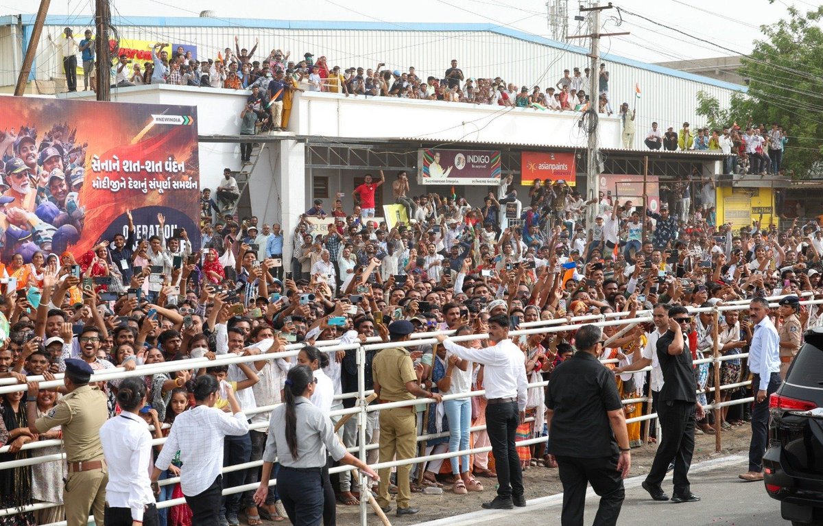 ILaxmanGadhavi's tweet photo. दिल में जोश, हाथ में तिरंगा🇮🇳
गुजरात के भुज में आयोजित पीएम श्री @narendramodi के रोड-शो में दिखा #OperationSindoor की सफलता का जश्न।
#PMModiInGujarat #PMModiGujaratVisit #PMModiInKutch https://t.co/TIpPeWUbPk