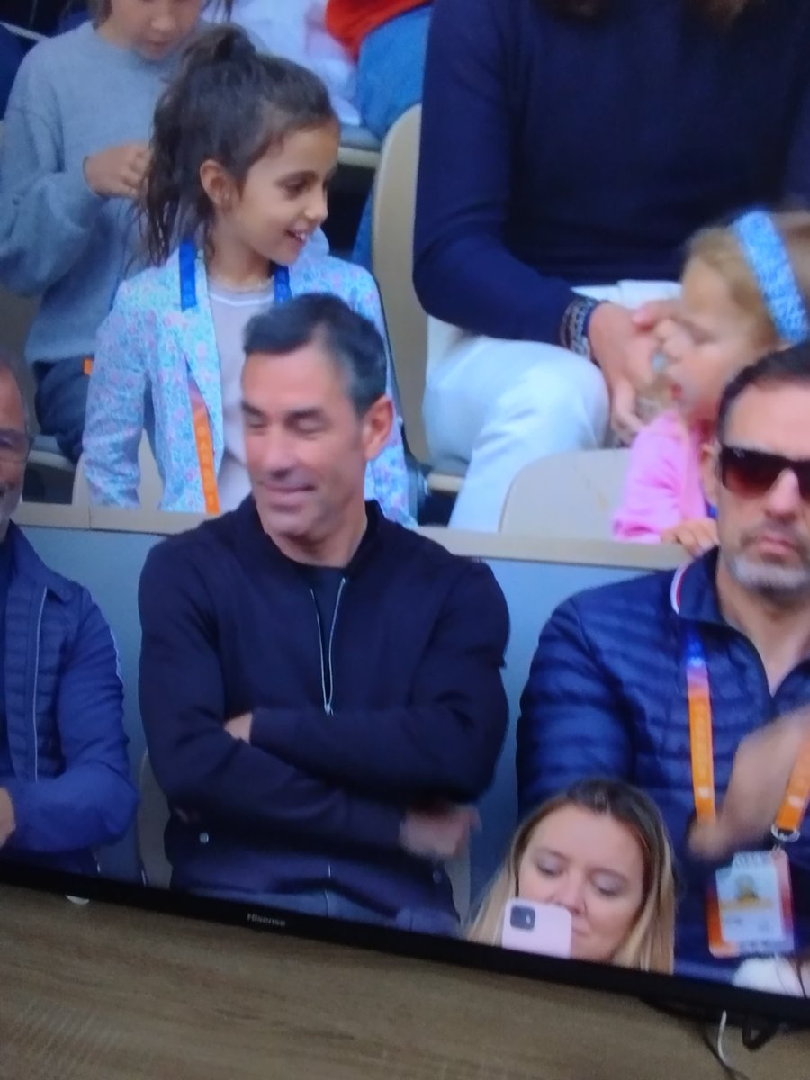 Voir <a href="/piresrobert7/">Robert Pires</a> à <a href="/rolandgarros/">Roland-Garros</a> avant peut être de le croiser jeudi sur Metz 🤞😊. J'espère qu'il soutiendra le <a href="/FCMetz/">FC Metz ☨</a> avec un petit message