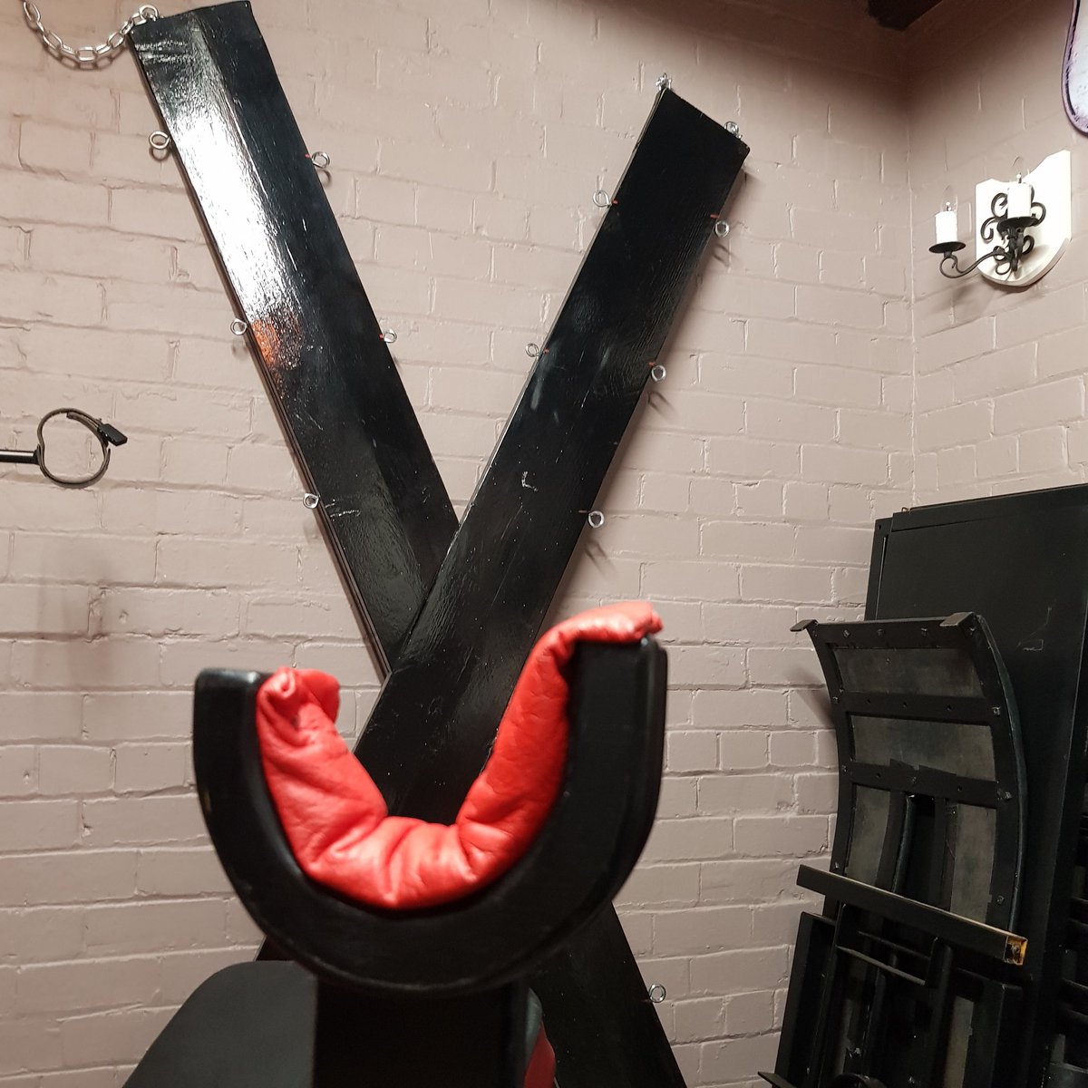CoachHouseDun's tweet photo. coach house  email address is   chdlincs@gmail.com
#rent #dungeon #kink #bondage https://t.co/jtxRDhBqZh