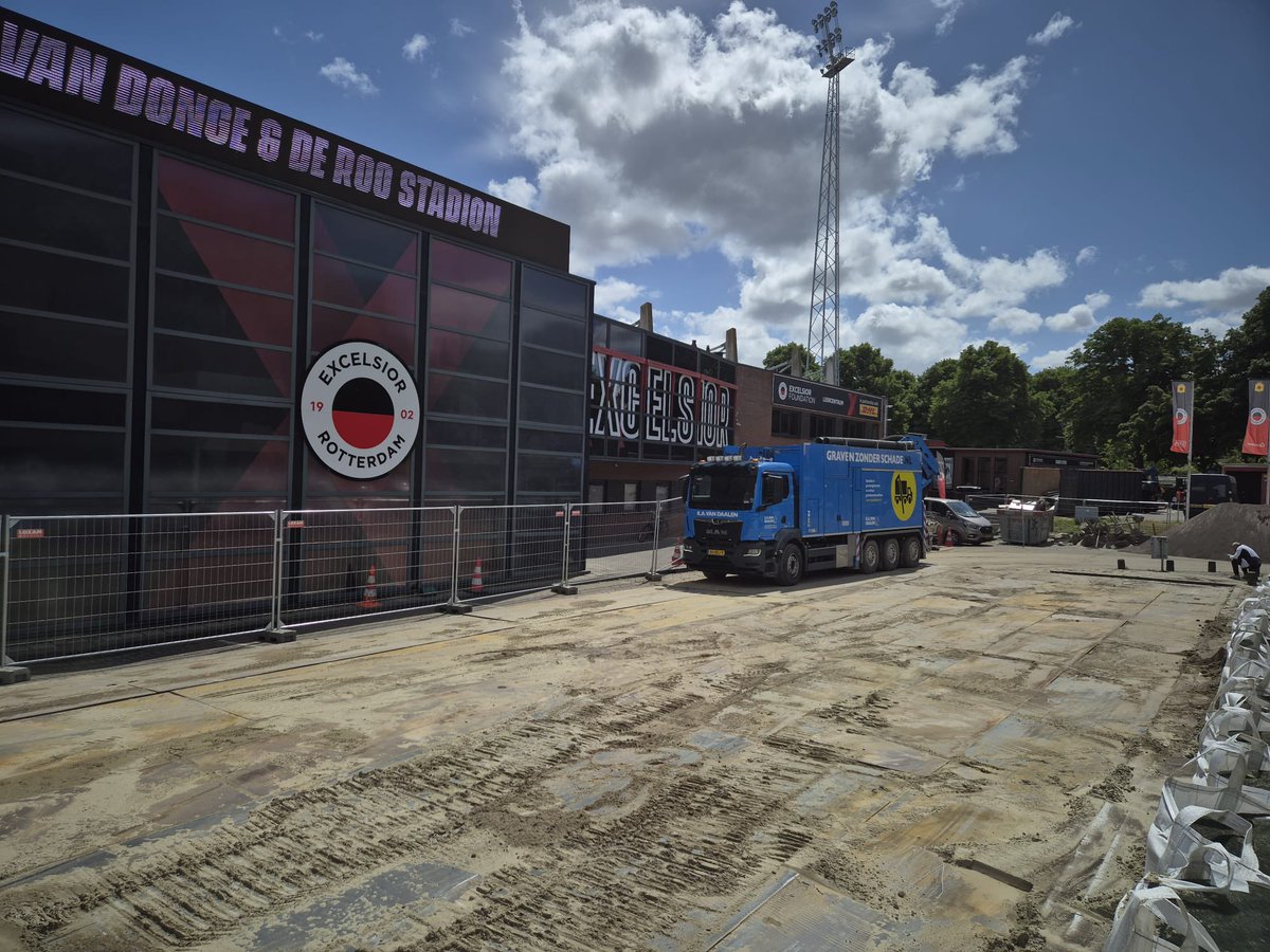 KAvanDaalenZn's tweet photo. Met de #grondzuigwagen komen wij op veel verschillende plekken. Sommige plekken zijn extra bijzonder, zoals deze @excelsiorrdam 
🖤❤️💙 

#voetbal #gravenzonderschade #excelsiorfoundation https://t.co/fUrXjbDMaA
