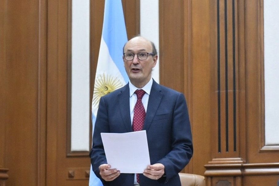 El CARI anuncia la creación del Grupo de Trabajo sobre BRICS+, que estará bajo la dirección del embajador Hugo Javier Gobbi. Este se dedicará al seguimiento y análisis de las cumbres, resoluciones y declaraciones en relación al foro, así como su impacto en el escenario