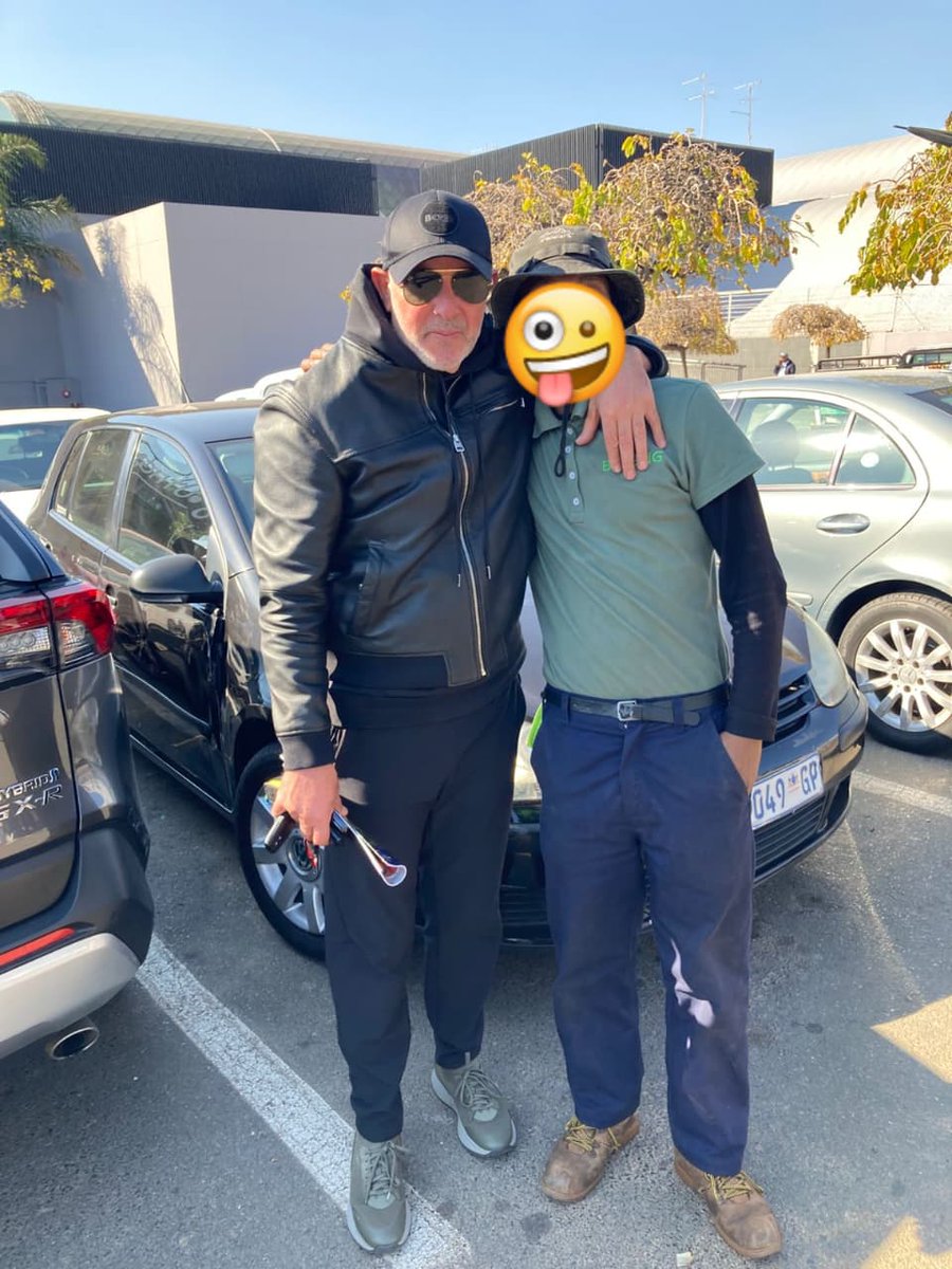 As a very huge fan of #OrlandoPirates  , It was an honor to meet #KaizerChiefs beloved coach 🙌🏽😅