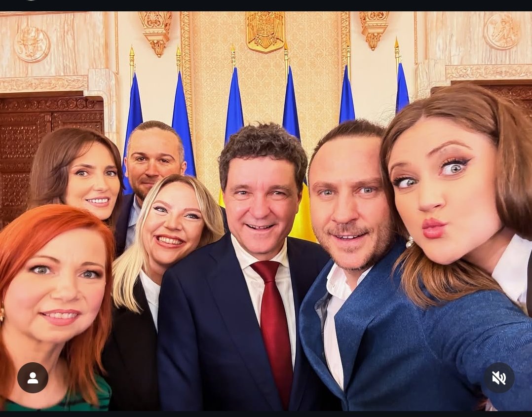 piticu21's tweet photo. 1. Ce alt președinte a mai facut poze cu jurnalistii din prima zi? 
2. Ce energie are Nicusor Dan si de ce a tinut-o ascunsa pana acum? https://t.co/BRVzyslMCQ