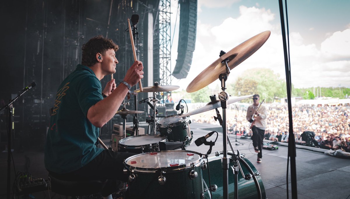 Neighbourhood Weekender, you absolute riot.

Still feels very special that we get to play to crowds like this. Hearing a field full of voices pelting our tunes - we’ll never get over it.
