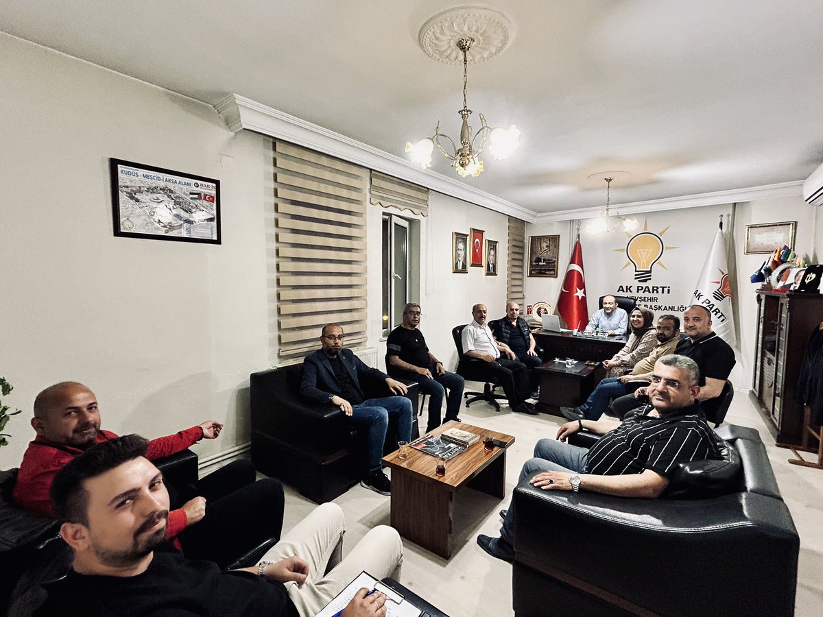 Merkez İlçe Başkanlığı Olağan Yürütme Toplantımızı Gerçekleştirdik
Başkanımız Serhat Sonugelen ( <a href="/SSonugelen/">Serhat Sonugelen</a> ) ile  toplantımızda, ilimize yönelik çalışmalarımızı değerlendirdik ve gelecek dönem projelerimizi planladık.
Birlikte çalışıyor, birlikte üretiyoruz.