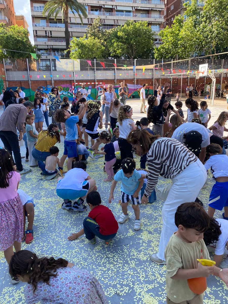 EscolaDuraniBas's tweet photo. FESTA 90è ANIVERSARI!🥳🌴
La festa del 90è aniversari de l’escola va ser tot un èxit!
Alumnat, mestres i famílies vam poder compartir moments únics per a la nostra escola. Moments que van culminar amb l’esperada actuació de la tresca i la verdesca! Gràcies a tothom!🫶🏼 https://t.co/mNpskAvmz8