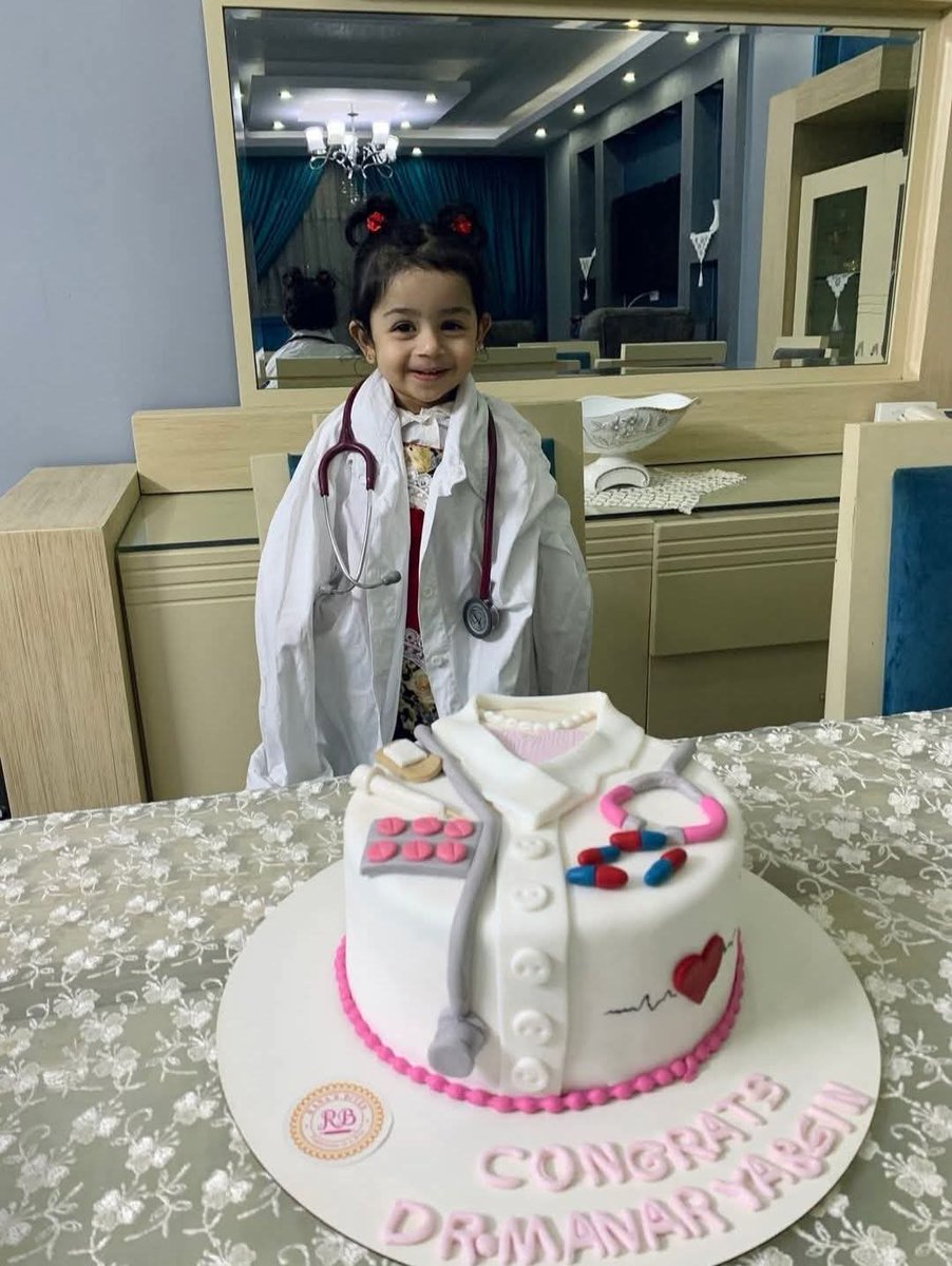 لسه جايه من المدرسه وكاتبه فى كشكول الانجليزى بتاعها : 
 " l want to be a doctor to help poor people"